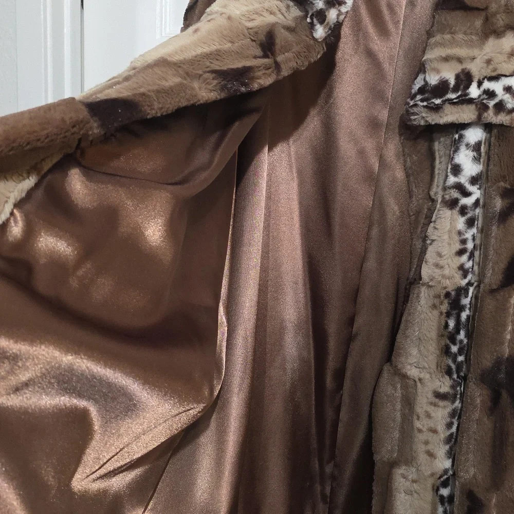 Dennis Basso Luxurious Brown and Cream Teddy Jacket - Picture 4 of 7